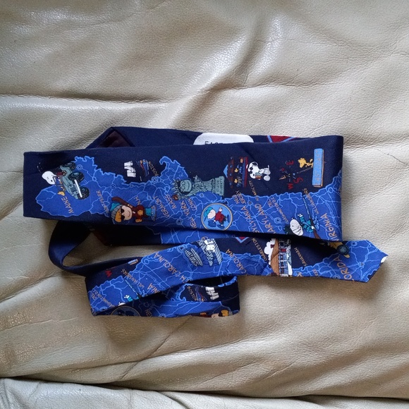 Peanuts Snoopy East Coast Road Trip 100% Silk Tie Excellent Condition - Picture 2 of 10